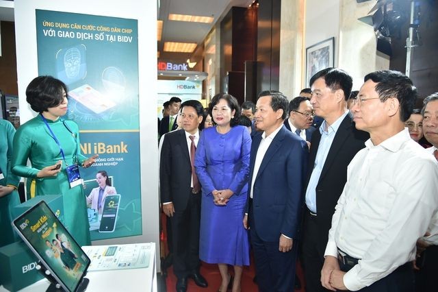政府副总理黎明概与各部委领导参观银行业展览。