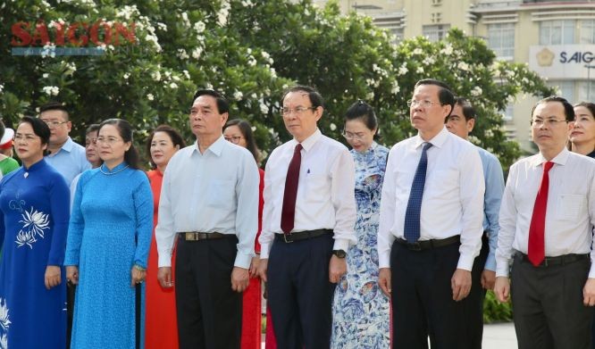市领导代表团在胡志明主席塑像公园敬献鲜花。（图：黄雄）
