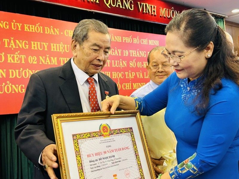 市委副书记、市人民议会主席阮氏丽颁发党龄纪念章。