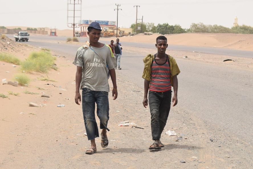 这是2019年7月22日在也门南部拉赫季省一条公路上拍摄的来自非洲的非法移民。（图：新华社）