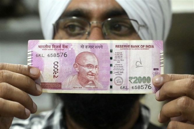 印度储备银行(央行)19日宣布，即日起从流通市场回收面额为2000卢比(1美元约合82.9卢比)的纸币。（图：AFP）