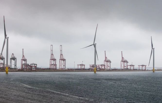 这是2022年4月21日在意大利南部港口塔兰托拍摄的海上风力发电机组。（图：新华社）