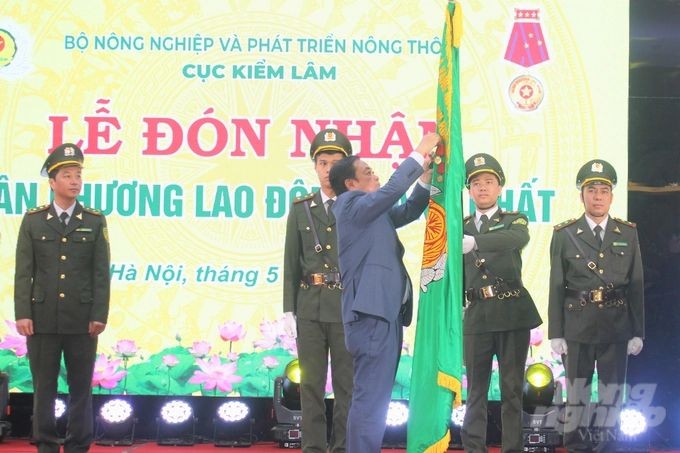 农业与农村发展部部长黎明欢代表党和国家领导向林检局授予一等劳动勋章。（图：越南农业网）