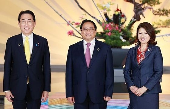 日本首相岸田文雄偕同夫人迎接越南政府总理范明政（中）。（图：越通社）