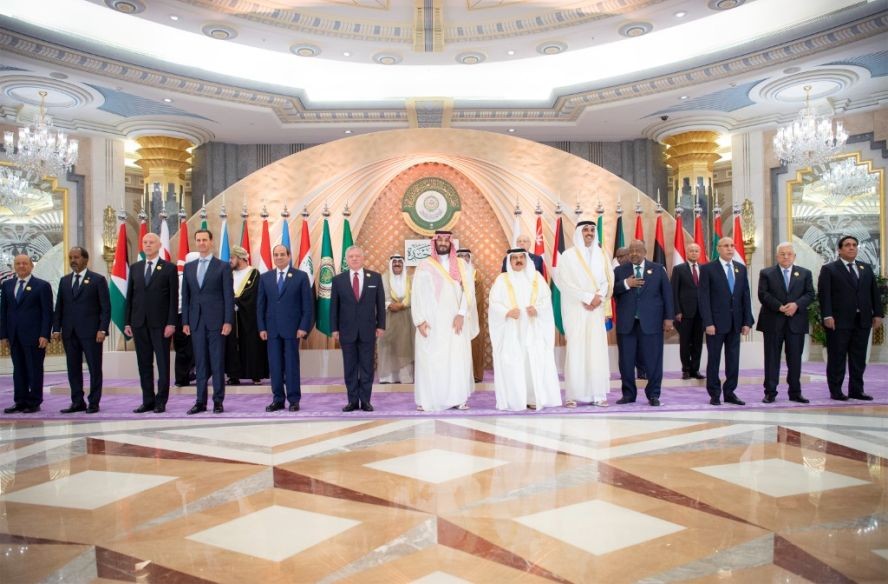 5月19日，在沙特阿拉伯吉达，阿盟峰会与会领导人参加合影仪式。（图：新华社）