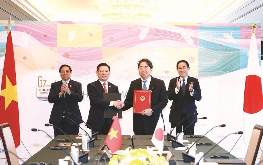 越南政府总理和日本首相见证越南财政部长和日本外务大臣之间合作文件交换仪式。（图：越通社）