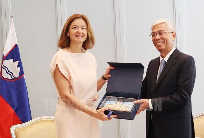 市人委会副主席武文欢（右）向塔妮娅.法洪部长赠送纪念品。（图：市党部新闻网）