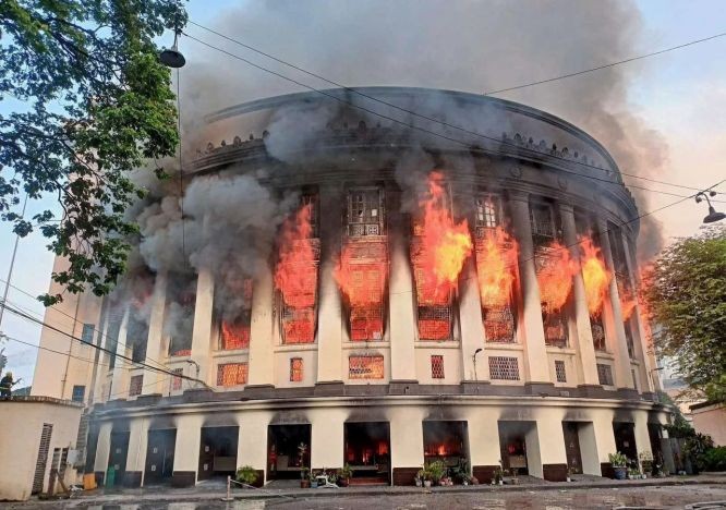 马尼拉邮政大楼被大火烧毁。（图：路透社）