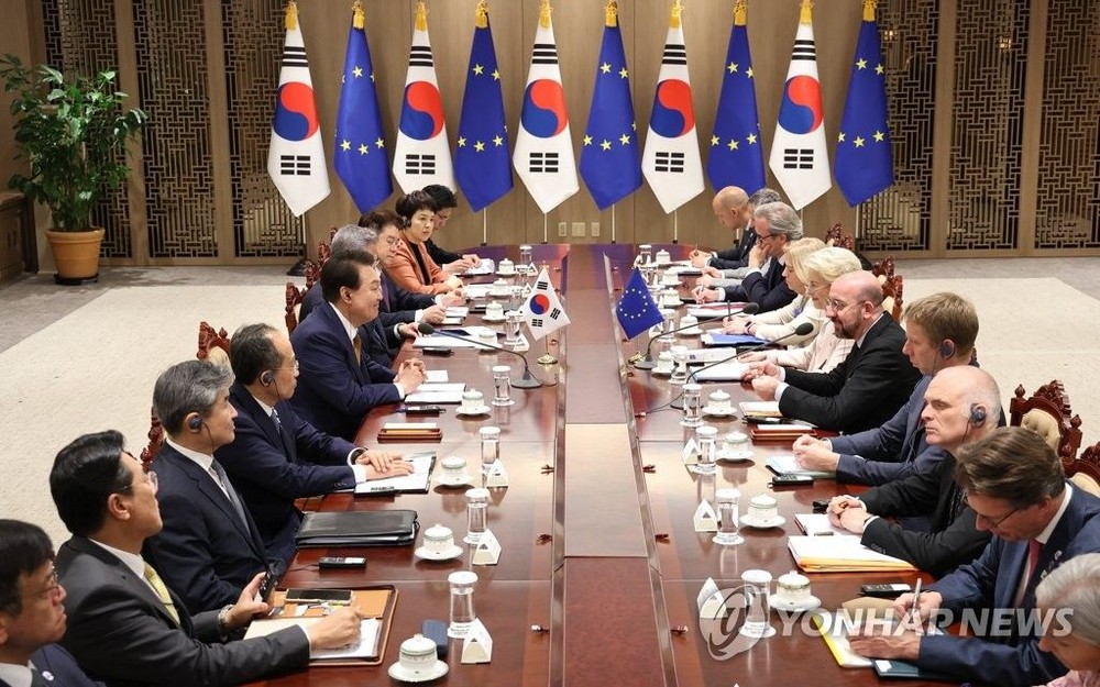 5月22日，在首尔龙山总统府，韩国总统尹锡悦（左排左五）同欧洲理事会主席夏尔·米歇尔（右排右五）、欧盟委员会主席乌尔苏拉·冯德莱恩（右排右六）举行会谈。（图：韩联社）