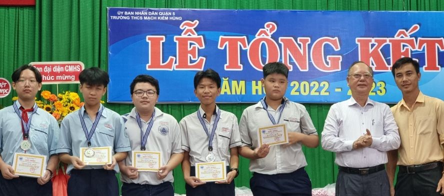 穗城会馆理事长卢耀南(右二)向麦剑雄中学优秀生颁奖。