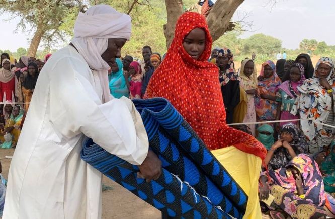 苏丹难民领取由儿基会及其合作伙伴分发的救济物品。（图：联合国）