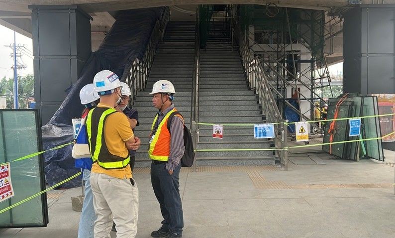本市正研究在步行天桥安装电梯以加强连结，旨在为乘客提供便捷的服务。