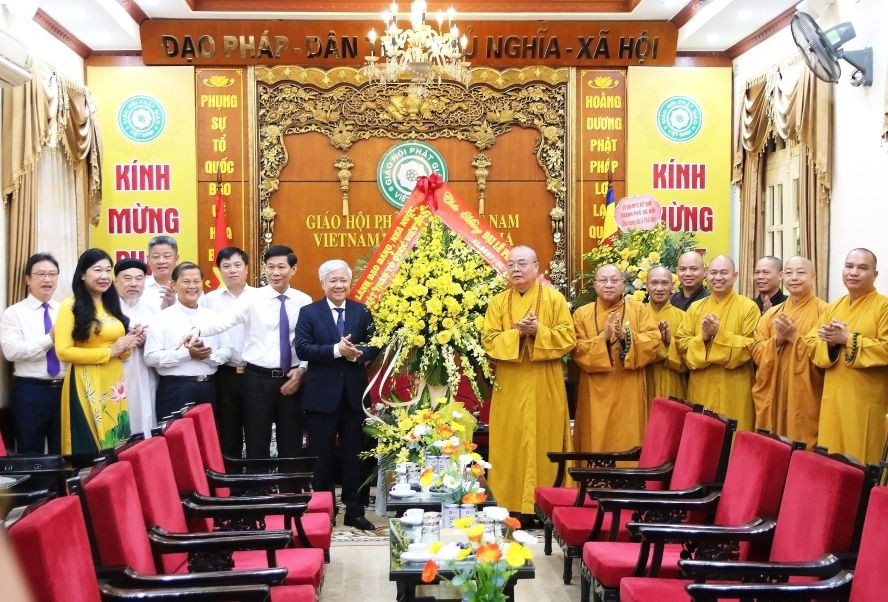 越南祖国阵线中央委员会主席杜文战（中左）向越南佛教教会中央第一办公厅赠送鲜花祝贺佛诞大典。（图：进达）