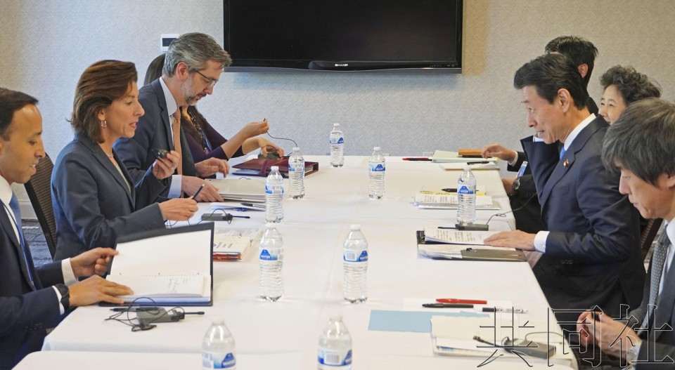 5月26日，日本经济产业相西村康稔（右二）在美国底特律与商务部长雷蒙多（左二）举行会谈。（图：共同社）