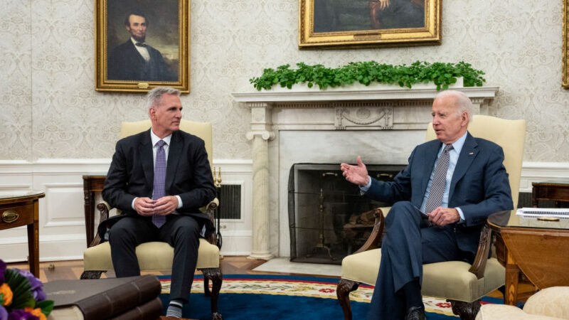 图为2023年5月22日，美国联邦众议院议长麦卡锡（左）与总统拜登（右）在白宫就债务违约问题进行会谈。(图：Getty Images)