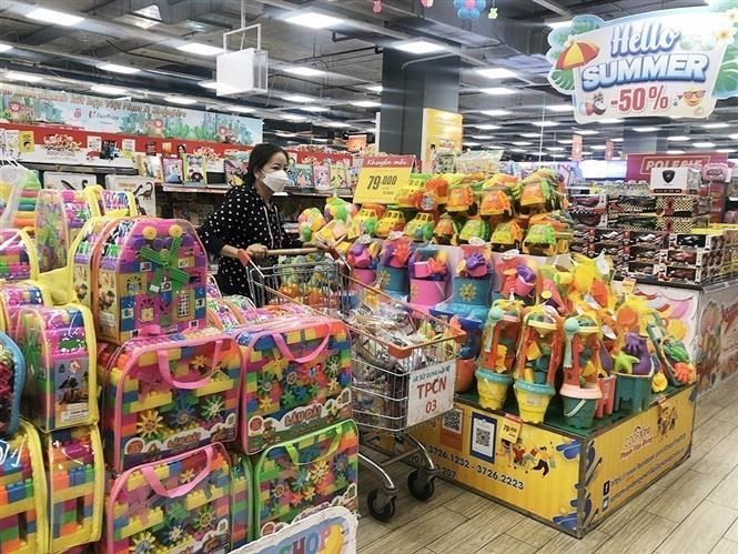民众在超市的儿童玩具专区购物。