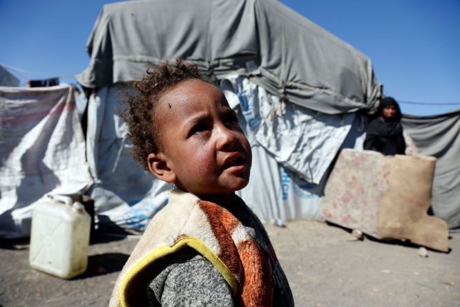 图为2022年12月7日在也门萨那北部郊区一个难民营拍摄的孩子。（图：新华社）