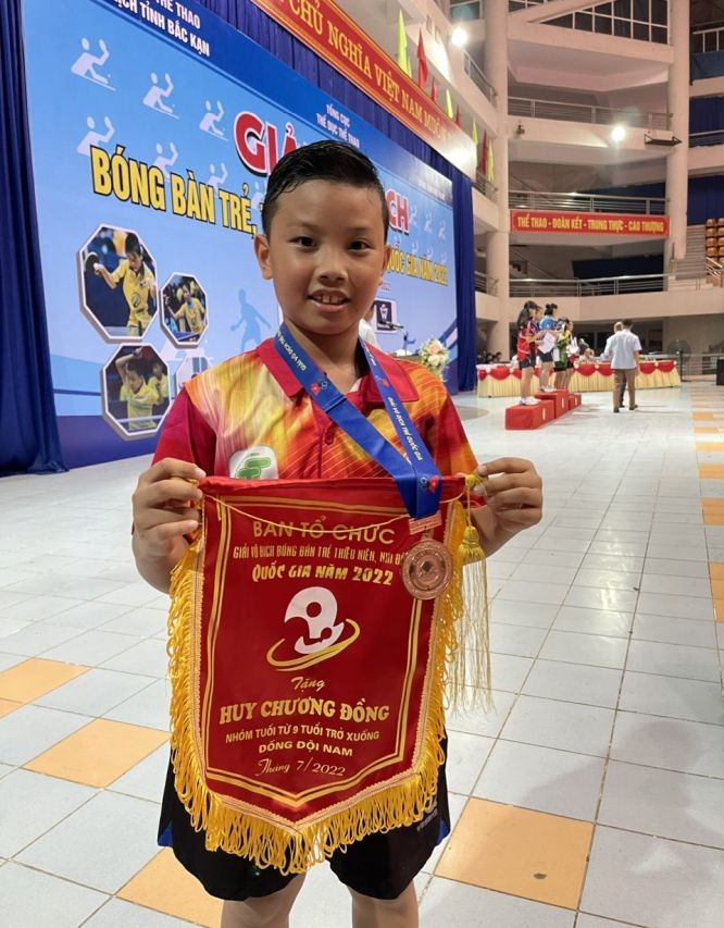 汤鸿源小弟弟夺得国家级少儿乒乓球赛三等奖。
