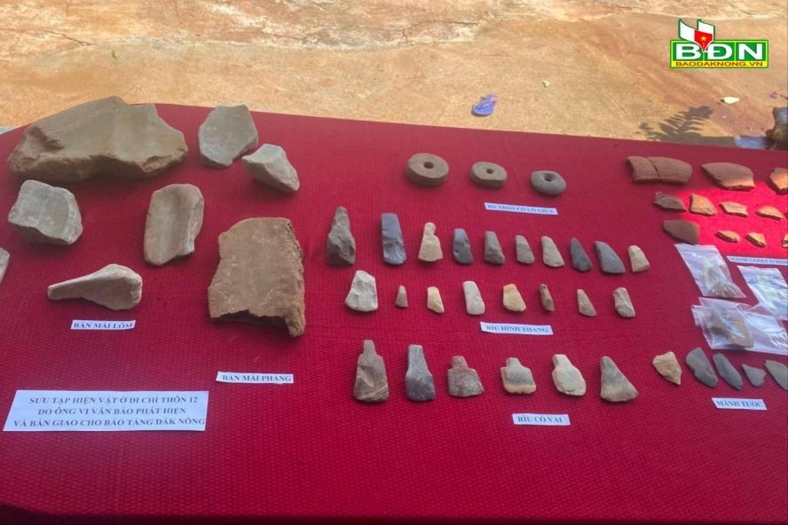 考古学家在德农省德热勒县德斯乡12村考古遗址地点挖掘的史前时代人遗物。（图：德农报）