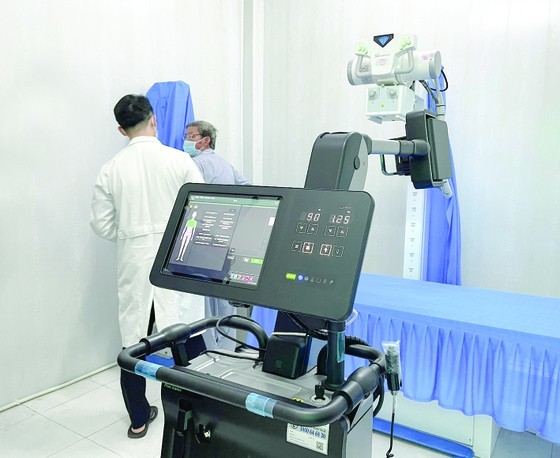 试行把人工智能的 X 光机带到芹耶县盛安岛乡。（图：成安）
