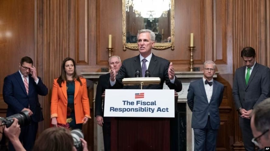 当地时间5月31日，美国众议院议长麦卡锡就众议院通过联邦债务上限法案后举行的新闻发布会上发表讲话。（图：AP）