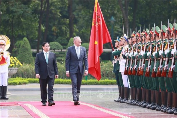 范明政总理请澳大利亚总理安东尼·阿尔巴尼斯检阅越南人民军仪仗队。（图：越通社）