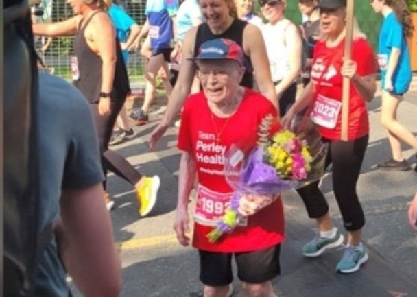 96 岁妇 5 公里长跑创纪录