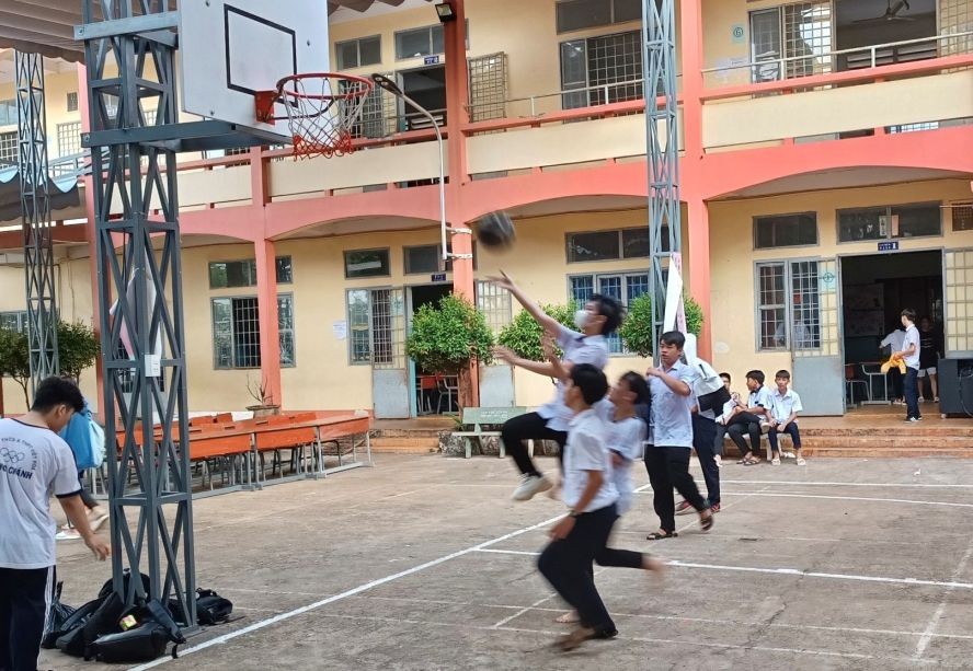 学生们正在练习打篮球。