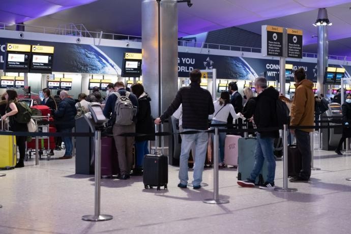 游客在伦敦机场办理登机手续。（示意图：互联网）