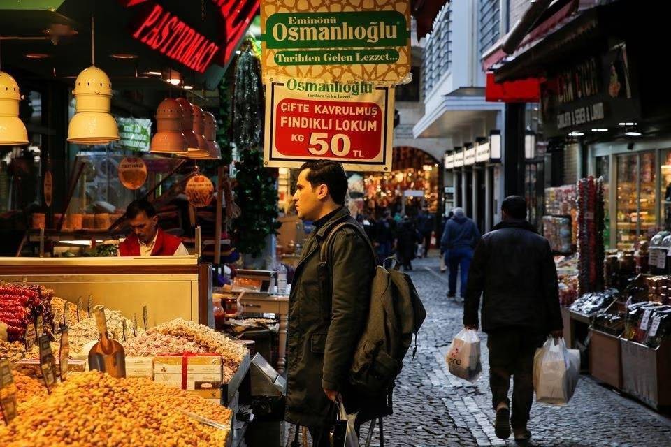 2023年1月19日，一名消费者在土耳其伊斯坦布尔购物。（图：路透社）