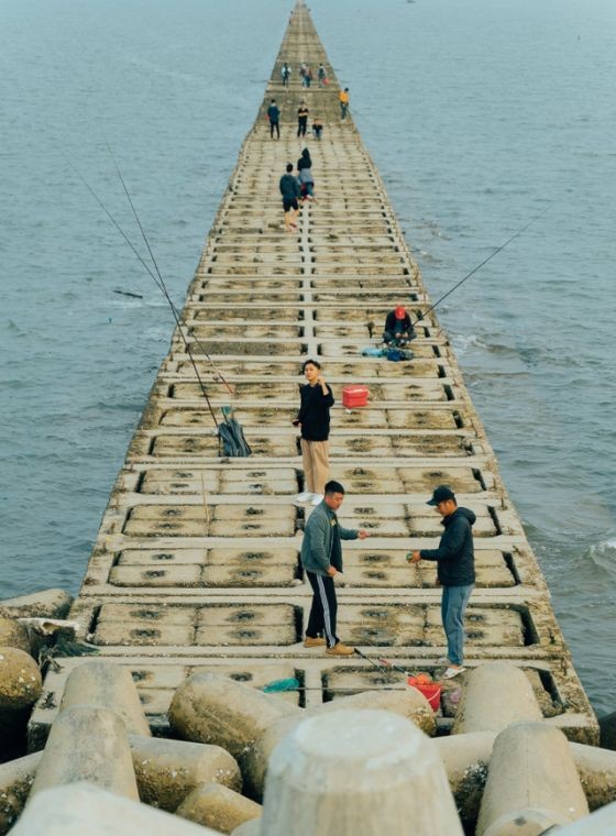 吸引游客的吉海防波堤。