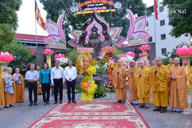 市人委会主席潘文迈（前左四）亲往释广德菩萨公园敬献鲜花并上香缅怀释广德菩萨。（图：觉悟报）
