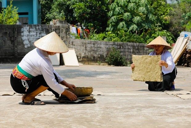 芒族人努力维护楮纸制造业