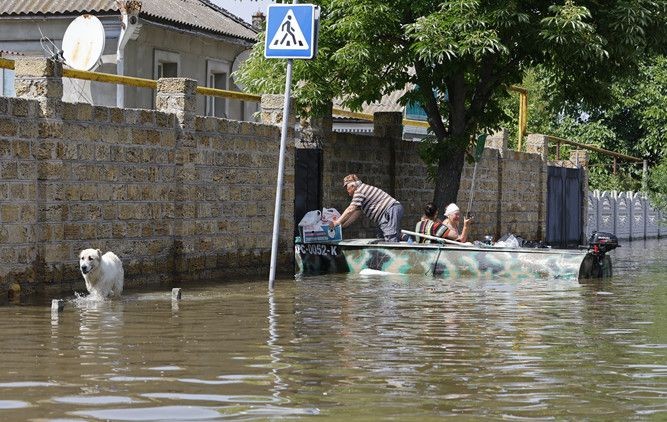 因卡霍夫卡水电站大坝遭袭击受损，当地遭受水灾，民众疏散撤离。（图：互联网）