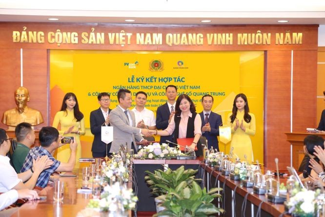 越南大众商业股份银行(PVcomBank)同光中旅游与数字化公司签署合作协议。（图：PVcomBank）