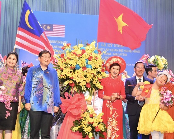 市人委会主席潘文迈与马来西亚驻越南大使陈扬泰出席纪念仪式。（图：越通社）