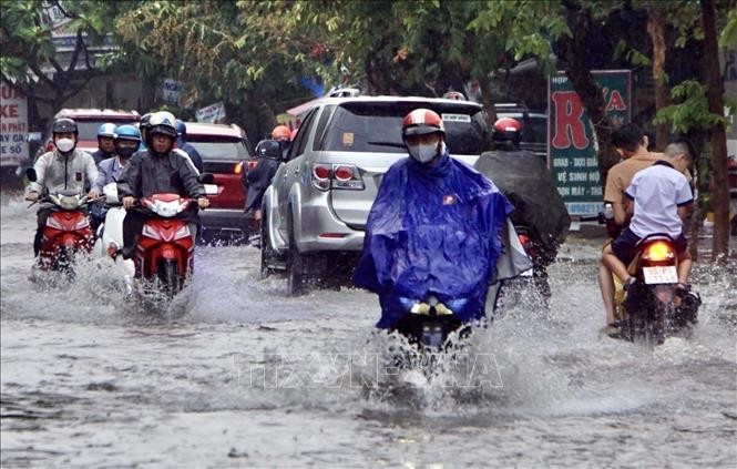 市民出门应注意下午及晚上的大雨会使若干路线被水淹，通行困难。（示意图：越通社）