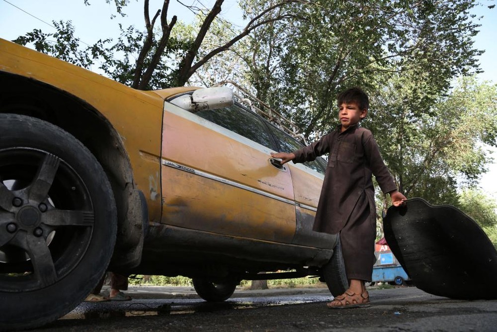 2021年6月11日，一名童工在阿富汗首都喀布尔街头洗车。（图：新华社）