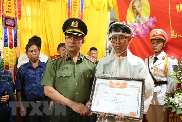 达乐省公安厅长黎荣归少将向黄忠少校的家人颁发“祖国记功”证书。（图：越通社）