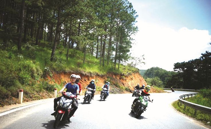 摩托车旅游正受到年轻游客的欢迎。