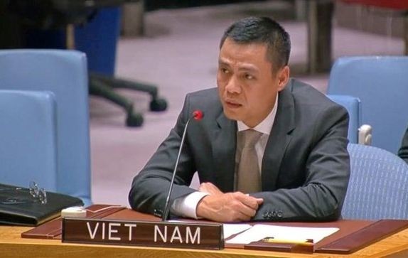 越南常驻联合国代表团团长邓黄江大使出席会议并发表讲话。（图：越通社）