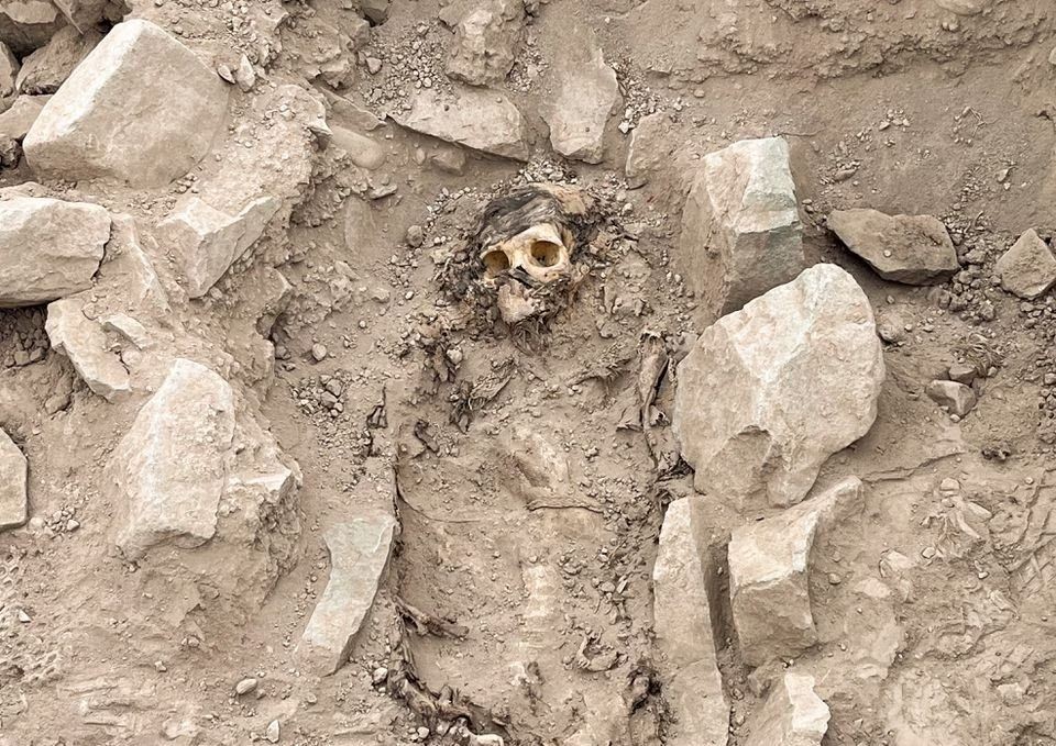 考古人员在秘鲁首都利马一带发掘出一具大约3000年前的木乃伊。（图：路透社）