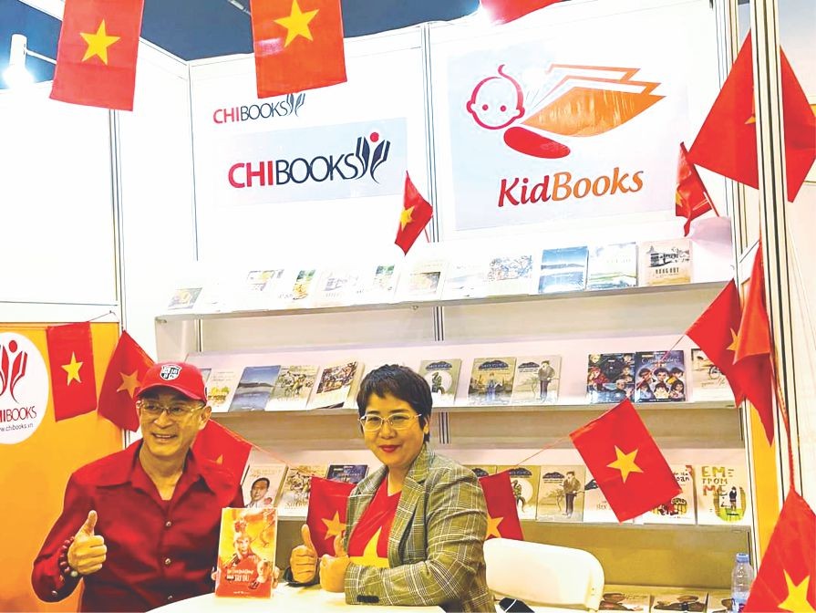 丽芝文化传媒公司总经理阮丽芝与中国著名艺人六小龄童交流。