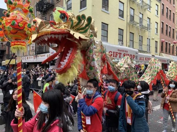 农历新年将成为纽约州公校假日。图为今年初在曼哈顿华埠举办的新春爱心大游行舞龙阵。（图：世界新闻网）