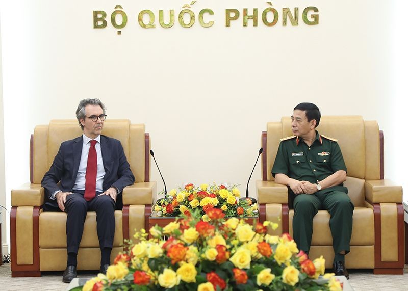 国防部长潘文江大将（右）接见欧盟驻越南代表团团长乔治‧阿利伯蒂大使。（图：国防部）