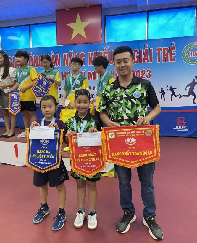 华人小学生汤千怡(中)夺得7至9岁组单打冠军。