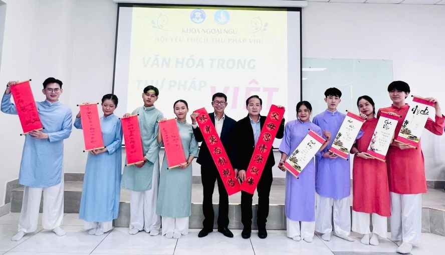 文献大学执行经理邓青武（左五）和该校外语系副主任赖开荣（右五）与大学生合照留念。