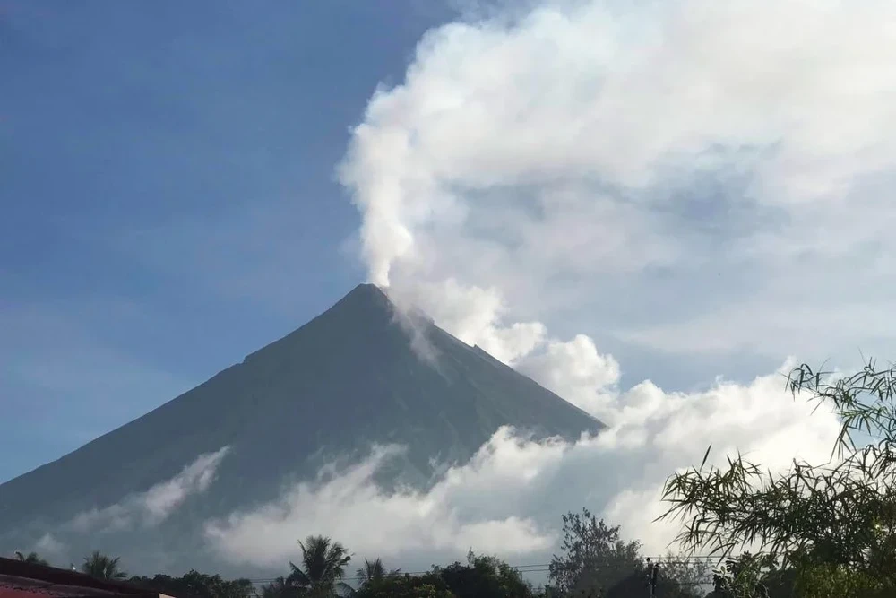 马荣火山喷发。（图：AFP）