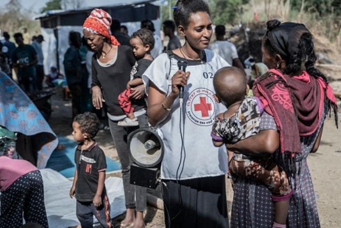 2023年5月5日，一名红十字志愿者在梅特马帮助从苏丹进入埃塞俄比亚的难民。（图：AFP）