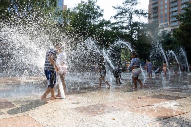 6月15日，孩子们在美国休斯敦市一处喷水公园玩耍消暑。（图：新华社）